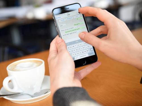 Die Mehrheit der Smartphones läuft mit dem Betriebssystem Android. Foto: Britta Pedersen/Archiv