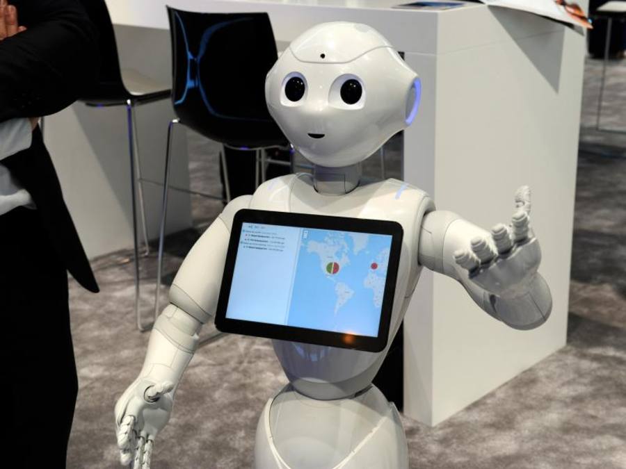 Ein Roboter der Firma Softbank unterhält sich mit Besuchern beim Mobile World Congress in Barcelona mit Besuchern. Foto: Andrej Sokolow/Archiv