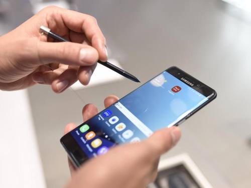 Produktion und Verkauf eingestellt, Geräte zurückgerufen. Das Samsung Galaxy Note 7 entwickelt sich zu einem für den Konzern bedrohlichem Desaster. Foto: Jannis Mattar/Archiv