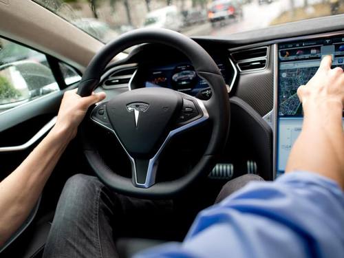 Das Kraftfahrt-Bundesamt ermahnt alle deutschen Tesla-Fahrer in einem Brief, bei der Nutzung des Assistenz-Systems «Autopilot» das Verkehrsgeschehen im Blick zu behalten. Foto: Sven Hoppe