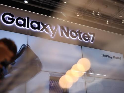 Samsung hatte das Telefon, das als High-Tech-Modell gegen Apples iPhone 7 antreten sollte, vergangene Woche komplett vom Markt genommen. Foto: Jannis Mattar