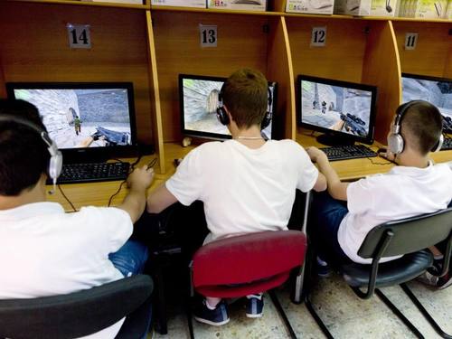 Mehr als eine halbe Million Menschen in Deutschland sollen internetabhängig sein. Foto: Jim Hollander/Archiv