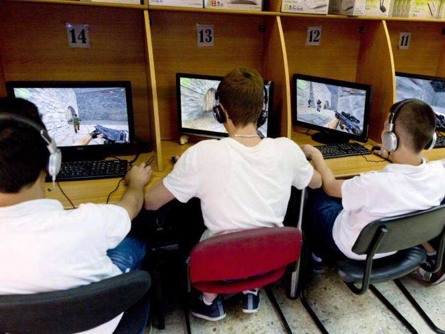 Mehr als eine halbe Million Menschen in Deutschland sollen internetabhängig sein. Foto: Jim Hollander/Archiv