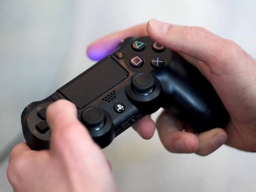 Eine Sony Playstation 4 Pro Spielekonsole wird mit Hilfe eines Controllers bei einem PS4 Pro-Premieren-Event in Berlin getestet. Foto: Rainer Jensen