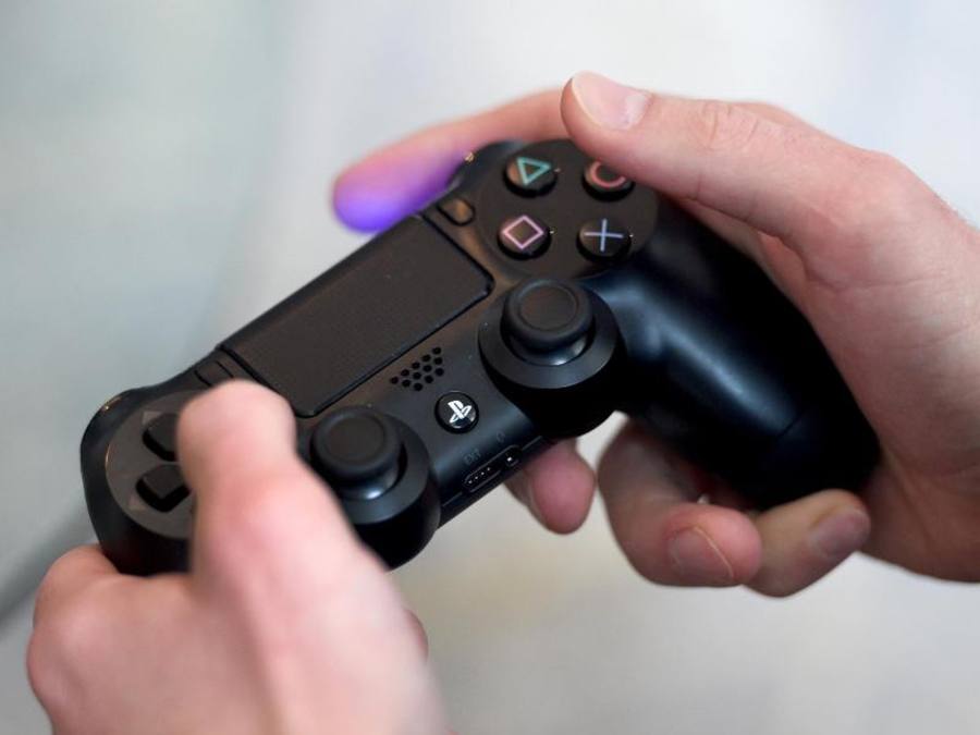 Eine Sony Playstation 4 Pro Spielekonsole wird mit Hilfe eines Controllers bei einem PS4 Pro-Premieren-Event in Berlin getestet. Foto: Rainer Jensen
