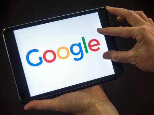 Google hat die Vorwürfe der EU-Kommission zurückgewiesen, der Internet-Konzern behindere beim Betriebssystem Android den Wettbewerb im Smartphone-Markt. Foto: Lukas Schulze/Illustration
