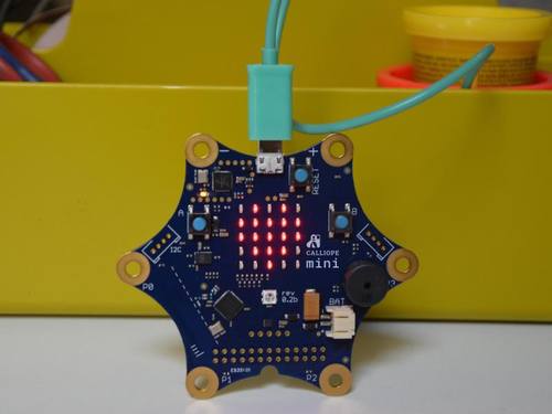 Der eigens für Drittklässler entwickelte Minicomputer «Calliope mini» soll bei Kindern den Spaß an Technik und am Programmieren entfachen. Foto: Calliope GmbH