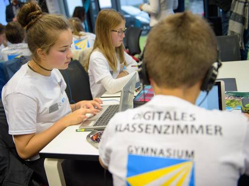 Schulkinder beim 10. Nationalen IT-Gipfel in Saarbrücken. Foto: Oliver Dietze