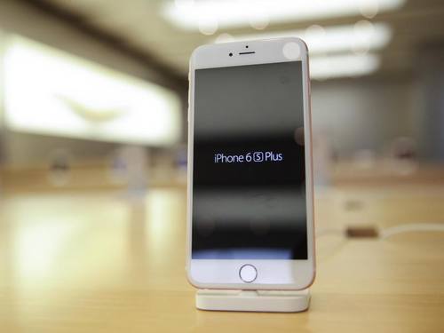 Ein iPhone 6S steht im Vorführraum des Apple-Stores. Einige Geräte haben Batterieprobleme. Foto: Axel Heimken