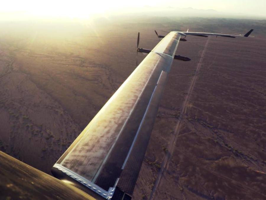 Die Facebook-Drohne «Aquila», die Internet-Verbindungen in entlegene Regionen bringen soll, aufgenommen beim Testflug. Foto: Facebook/dpa