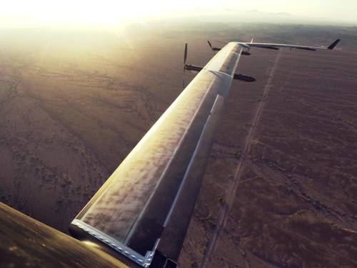 Die Facebook-Drohne «Aquila», die Internet-Verbindungen in entlegene Regionen bringen soll, aufgenommen beim Testflug. Foto: Facebook/dpa