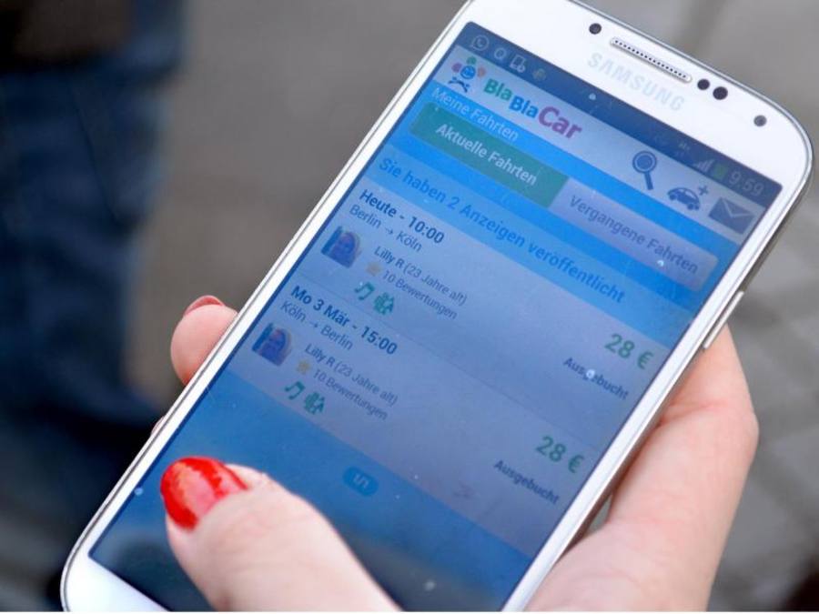 Eine informiert sich über die App BlaBlaCar. Foto: BlaBlaCar/Illustration