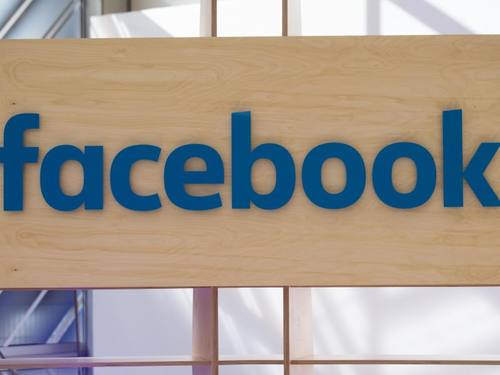 Das Facebook-Logo im Facebook Innovation Hub. Foto: Kay Nietfeld/Symbolbild