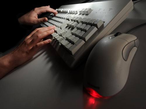 Für den Bundesinnenminister ist der Erfolg eine «Kampfansage an die internationale Kriminalität im Cyber-Raum». Foto: Jochen Lübke/Symbolbild