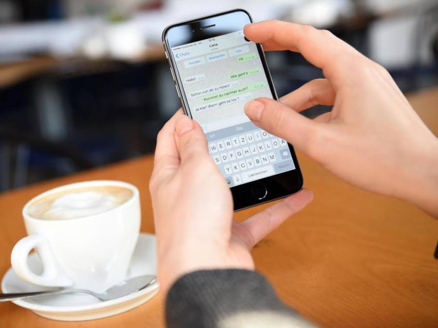 Mit dem Smartphone is Internet - so machen es die meisten Deutschen. Foto: Britta Pedersen