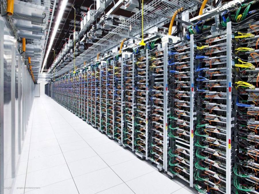 Energiehungrig: Server-Reihen im Google-Datenzentrum in Pryor, Oklahoma. Foto: Google