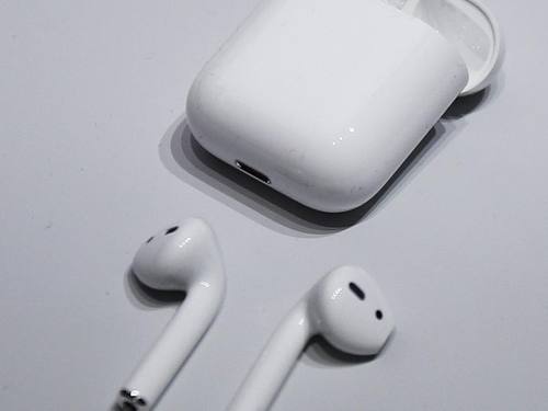 Die Bluetooth-Kopfhörer Apple AirPods können nun bestellt werden. Sie sollen laut Apple ab kommender Woche geliefert werden. Foto: Monica Davey