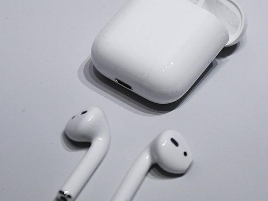 Die Bluetooth-Kopfhörer Apple AirPods können nun bestellt werden. Sie sollen laut Apple ab kommender Woche geliefert werden. Foto: Monica Davey