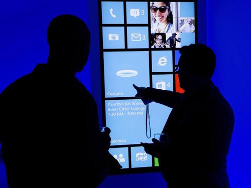 Zwei Männer informieren sich bei einer Microsoft-Veranstaltung in New York über den digitalen Assistenten Cortana. Foto: Gary He/Insider Images