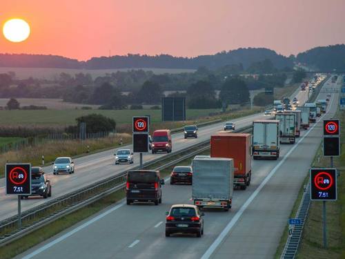 Verkehrsfluss auf der Autobahn: Berlin will das automatisierte Fahren in Deutschland vorantreiben. Foto: Patrick Pleul/Archiv