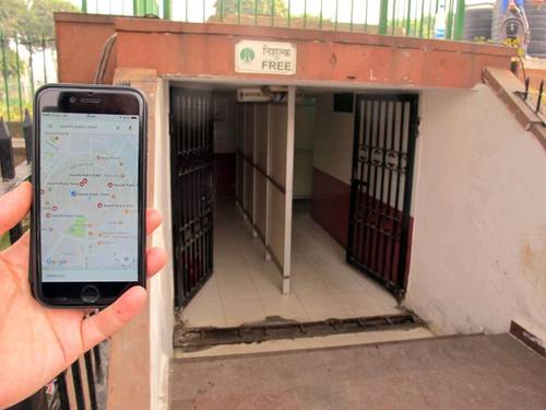 Auf einem Smartphone ist in Neu Delhi der «Toilet Locator» zu sehen. Foto: Stefan Mauer