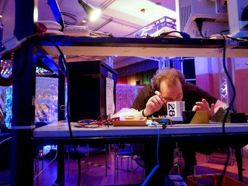 Ein Kongressbesucher arbeitet mit einem Lötkolben an einem Computerbauteil. Foto: Axel Heimken