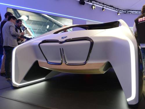 Kühne Konzeptstudie: BMW hat bei der CES angekündigt, im zweiten Halbjahr 2017 rund 40 autonome Fahrzeuge auf die Straße zu bringen. Foto: Andrej Sokolow