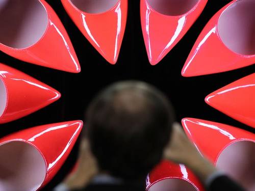 Ein Journalist fotografiert auf der CES in Las Vegas einen QLED-Bildschirm mit «Quantum dot»-Technologie der Firma Samsung. Foto:John Locher