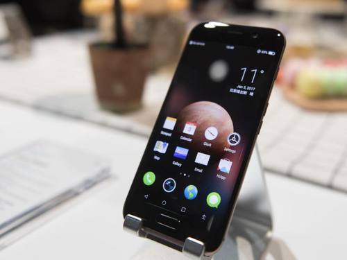 Das Smartphone «Honor Magic» des Herstellers Huawei wird auf der CES in Las Vegas ausgestellt. Foto: Jason Ogulnik