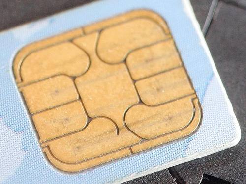 Ein Anruf, dann kommt eine neue SIM-Karte ins Handy - mit dieser Taktik sind Kriminelle vor Überwachung bislang so gut wie sicher. Foto: Bernd Thissen