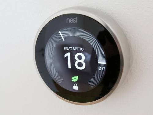 Ein vernetzter Thermostat der Firma Nest hängt an einer Wand in Hamburg. Foto: Bodo Marks/dpa