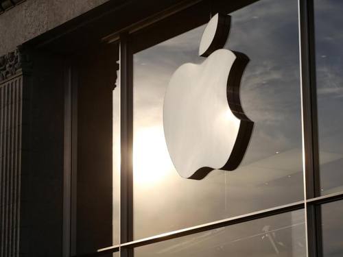 Tech-Riese Apple wird die Hörbücher für seine iTunes-Plattform nicht mehr nur exklusiv bei der Amazon-Tochter Audible beziehen. Foto: Bodo Marks/Symbolbild
