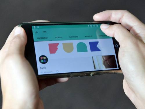 Eine Frau schaut sich auf ihrem Smartphone die App "funk" an. Foto: Maurizio Gambarini