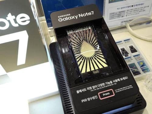 Ein Galaxy Note 7 von Samsung: Der Smartphone-Marktführer Samsung hat die Brände bei seinem Vorzeigegerät Galaxy Note 7 auf Design- und Produktionsfehler bei den Batterien zurückgeführt. Jeon Heon-Kyun Foto: Jeon Heon-Kyun