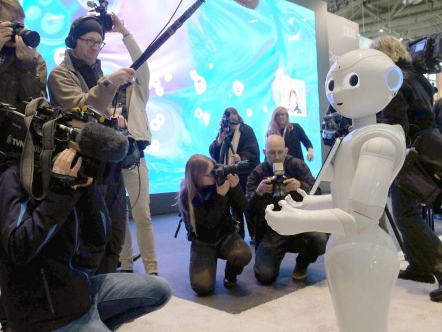 Der kleine Roboter "Pepper" war einer der Stars auf der CeBIT 2016. Foto: Peter Steffen