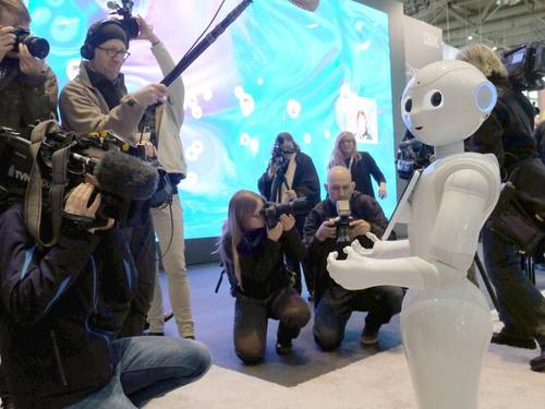Der kleine Roboter "Pepper" war einer der Stars auf der CeBIT 2016. Foto: Peter Steffen