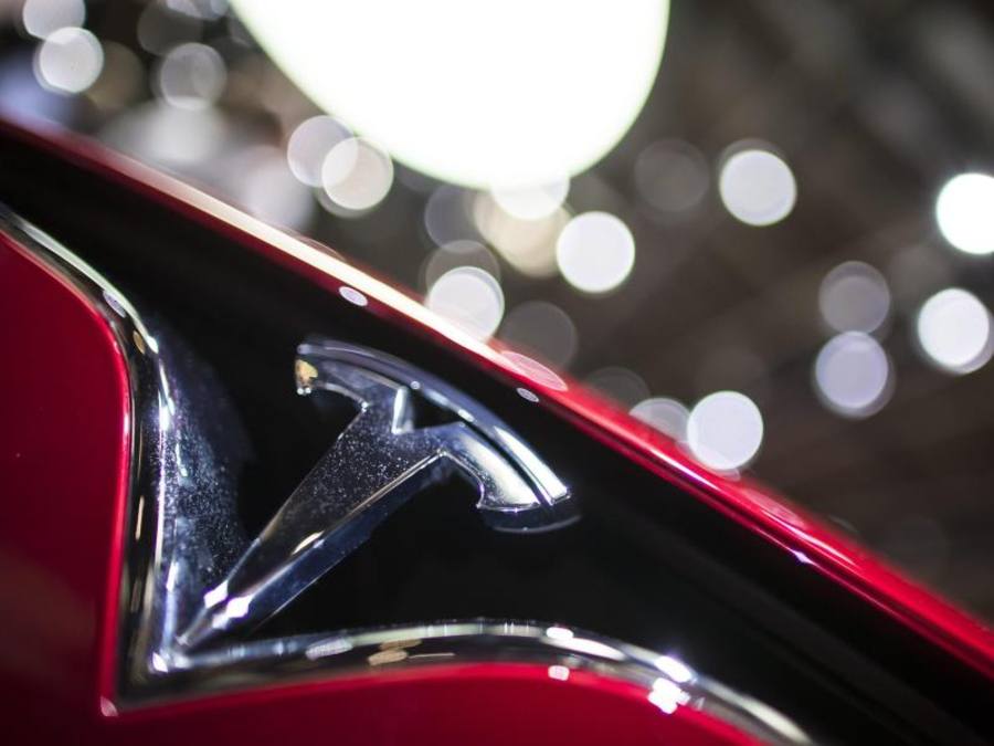 Tesla-Fahrzeug auf der Paris Motor Show: Derzeit ist ein Wettlauf um die Entwicklung von Technologie für autonome Fahrzeuge entbrannt, die das Geschäft der Branche umkrempeln dürften. Foto: Ian Langsdon/Archiv