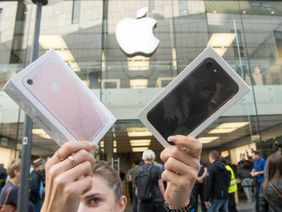 Gleich zwei Smartphones hatte eine Frau in München zum Verkaufsstart des neuen iPhone 7 gekauft. Foto: Peter Kneffel