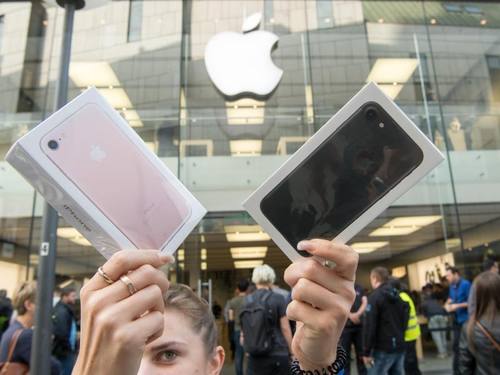 Gleich zwei Smartphones hatte eine Frau in München zum Verkaufsstart des neuen iPhone 7 gekauft. Foto: Peter Kneffel
