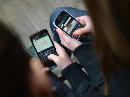 Seit WhatsApp angekündigt hat, Nutzerdaten auch an die Konzernmutter Facebook zu übertragen, laufen Verbraucher- und Datenschützer dagegen Sturm. Foto: Henning Kaiser