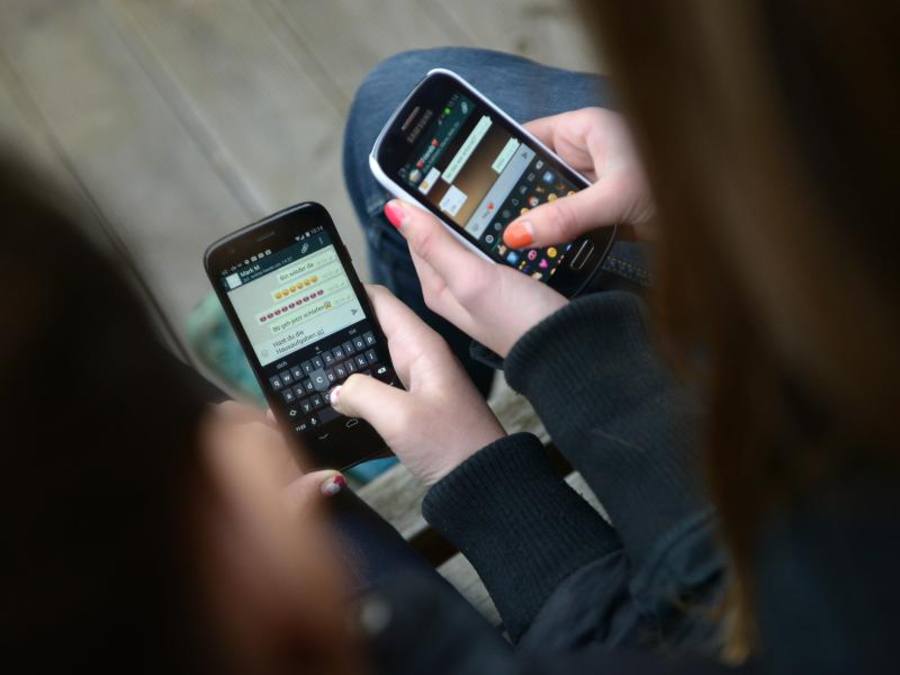Seit WhatsApp angekündigt hat, Nutzerdaten auch an die Konzernmutter Facebook zu übertragen, laufen Verbraucher- und Datenschützer dagegen Sturm. Foto: Henning Kaiser