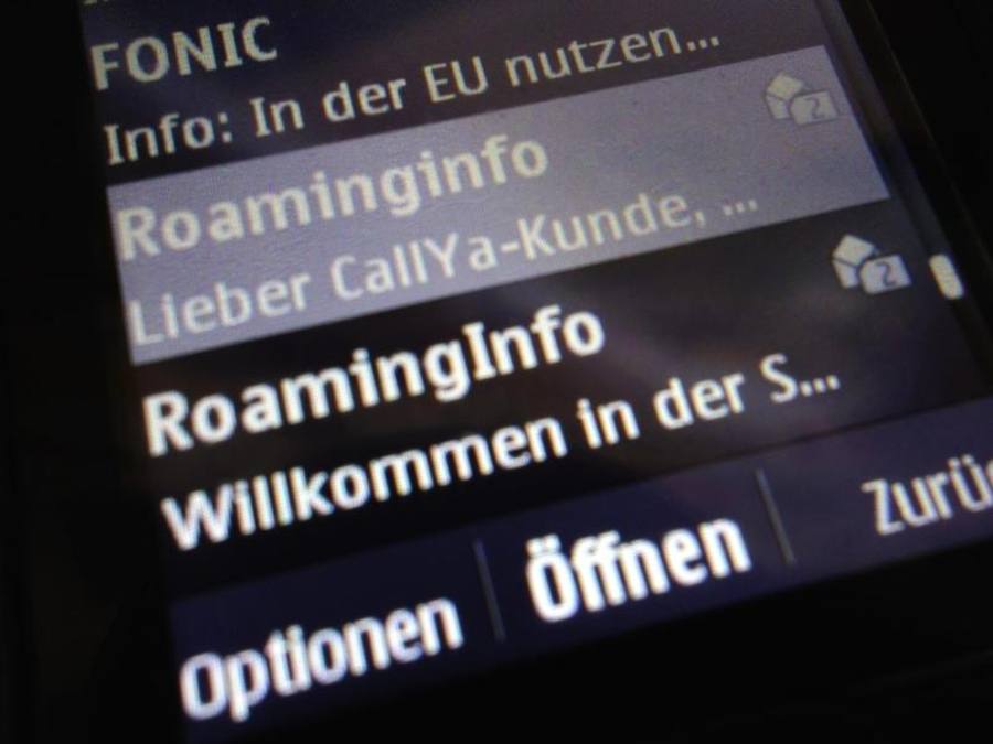 Nicht mehr lange: Auf dem Display eines Handys werden Roaming-Informationen für die Nutzung im dem Ausland angezeigt. Foto: Soeren Stache