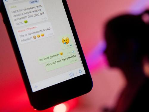 Fiktiver Chatverlauf beim Messenger "WhatsApp". Laut Experten wird Cybermobbing unterschätzt. Foto: Julian Stratenschulte