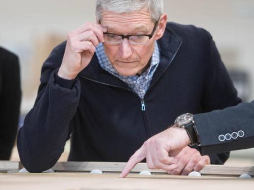 Apple-Chef Tim Cook besucht das auf Ladenbau spezialisierte Unternehmen Dula im nordrhein-westfälischen Vreden. Foto: Bernd Thissen