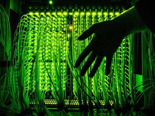 Verteilerpunkt mit Glasfaserkabeln:  Privatpersonen, Unternehmen und andere Nutzer haben im vergangenen Jahr rund 625,8 Milliarden E-Mails gesendet. Foto: Daniel Reinhardt