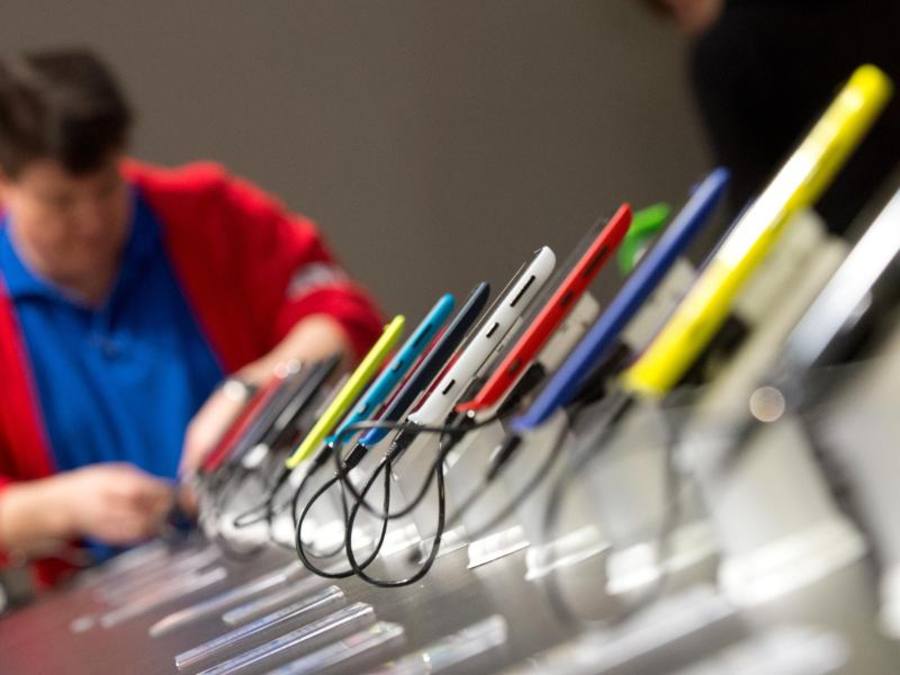 Der GfK zufolge sind im vergangenen Jahr weltweit 1,41 Milliarden Smartphones verkauft worden - ein Zuwachs von 6,6 Prozent im Vergleich zum Vorjahr. Foto: Julian Stratenschulte