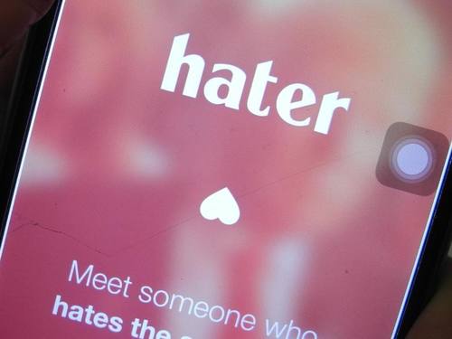 Liebe durch Hass: Das ist das Konzept der neuen Dating-App «Hater». Hier werden potenzielle Partner auf Grundlage ihrer gemeinsamen Antipathien zusammengebracht. Foto: Johannes Schmitt-Tegge