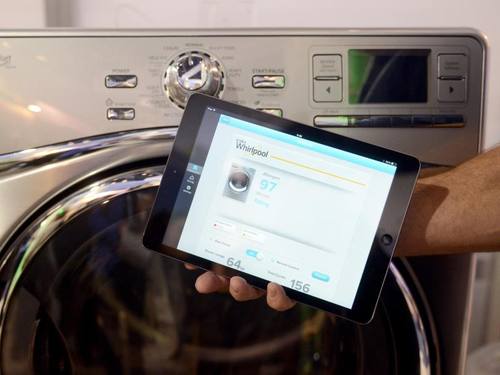 Vernetzte Waschmaschine: Das «Internet der Dinge» erfordert mehr Standards und einheitliche Plattformen. Foto: Britta Pedersen/Archiv