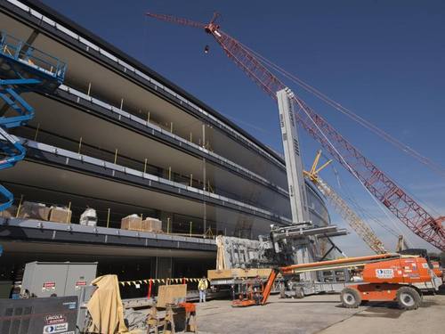Die neue Apple-Zentrale in Cupertino: Noch wird an dem «Campus 2» und den Außenanlagen gearbeitet. Foto: John G. Mabanglo