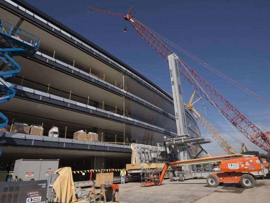 Die neue Apple-Zentrale in Cupertino: Noch wird an dem «Campus 2» und den Außenanlagen gearbeitet. Foto: John G. Mabanglo